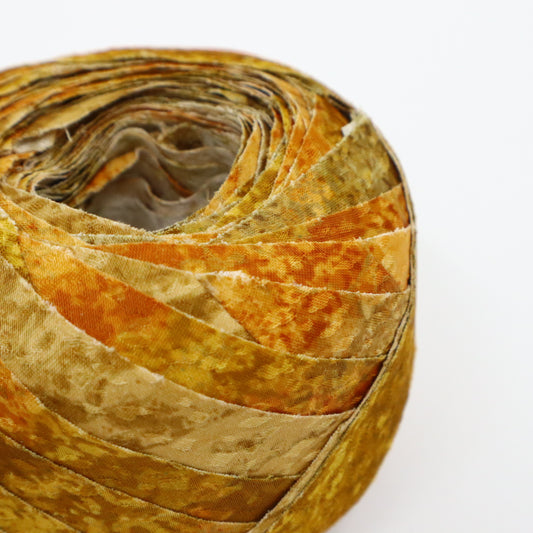 Shiny yellow to ochre to brown gradation, synthetic fiber (Y02409001)