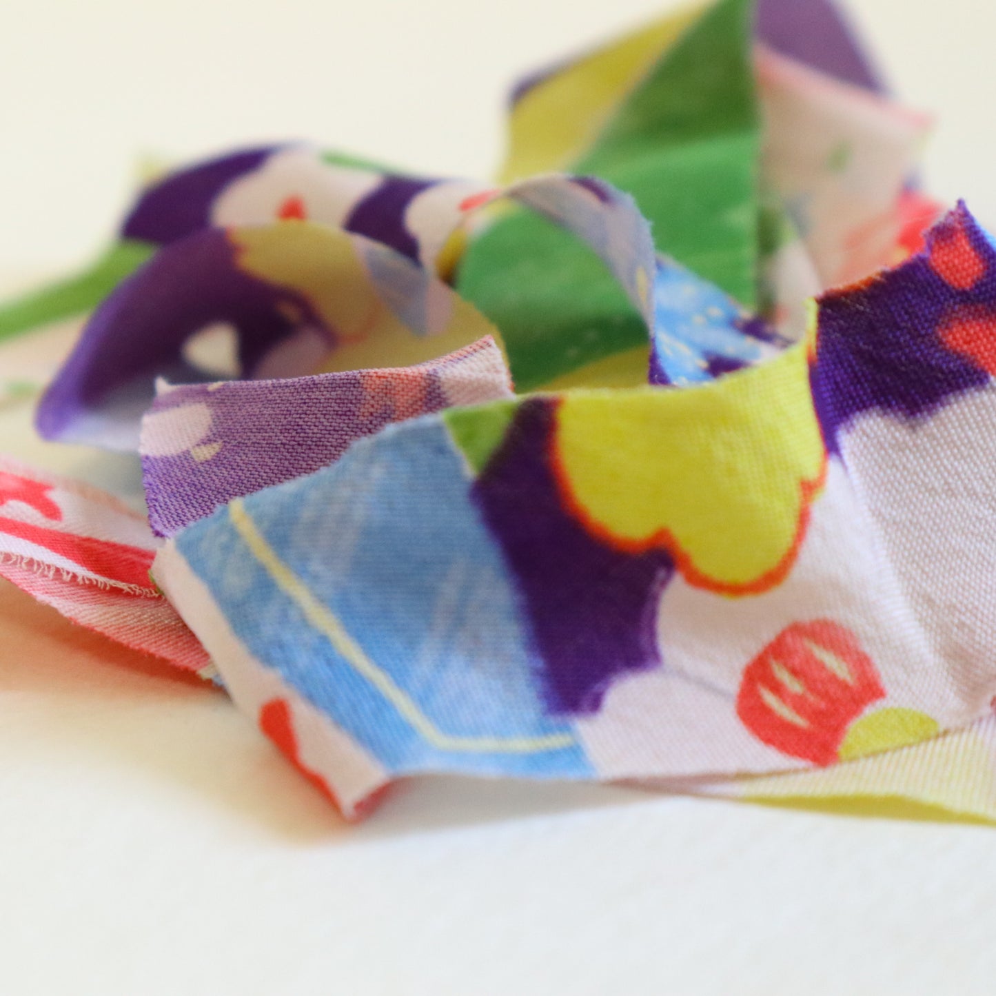 Purple children's kimono with colorful floral pattern (Y02507004)