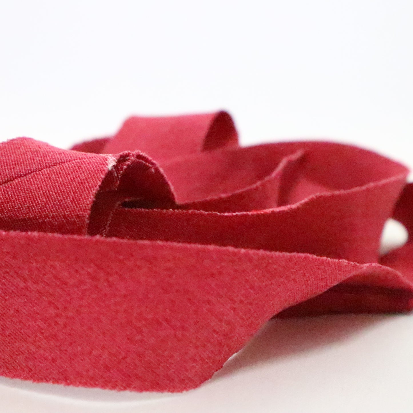 Deep red crepe with house and tree patterns (Y02306016)