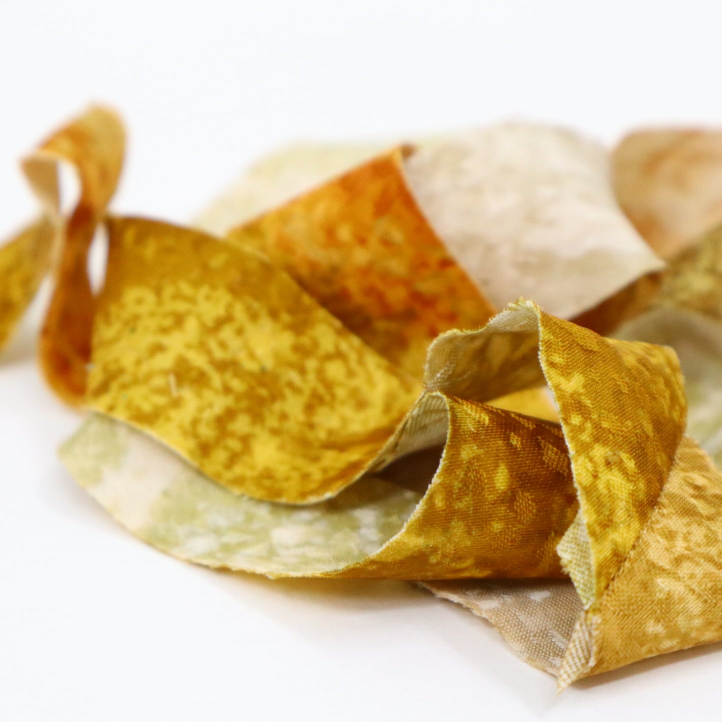 Shiny yellow to ochre to brown gradation, synthetic fiber (Y02409001)