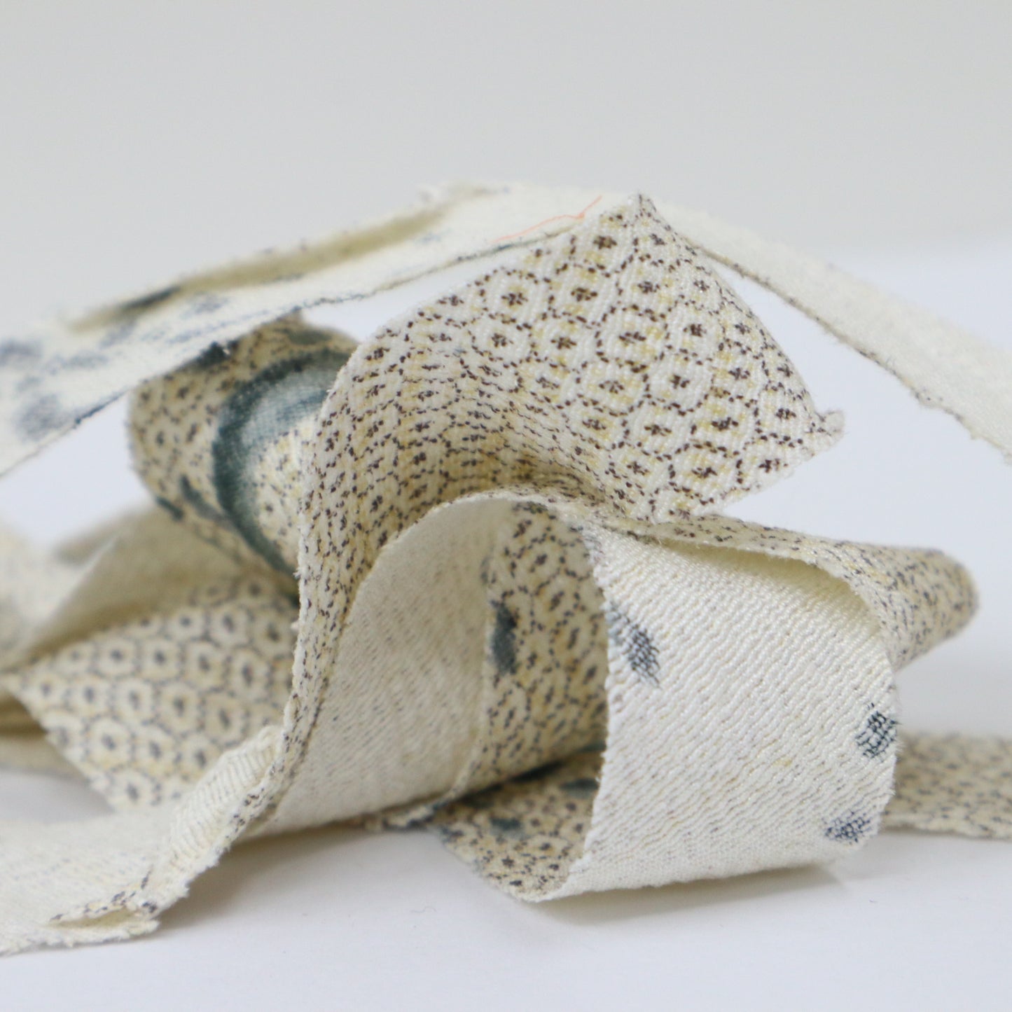 White Tortoiseshell Flower and Grass Pongee (Y02403029)