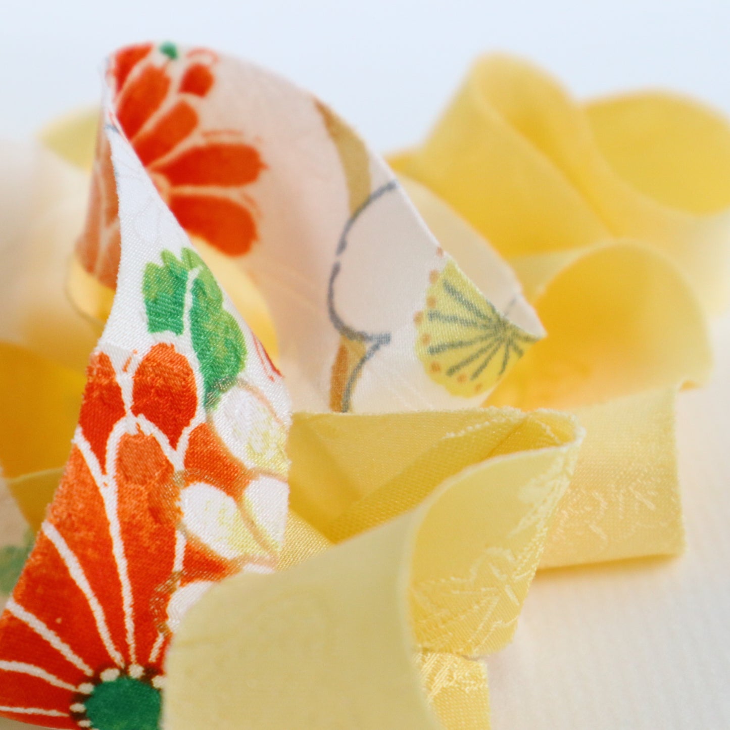 黄色にところどころ鮮やかな吉祥花柄・化繊 (Y02606006)