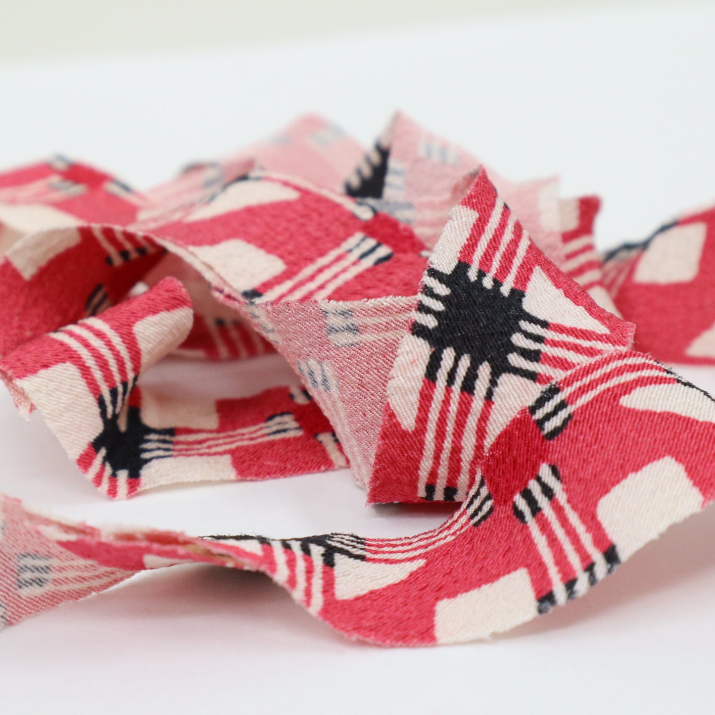 Rose-colored checkered pattern crepe (Y02409005)