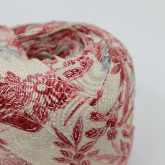 Pink floral pattern on white background (Y02009095)