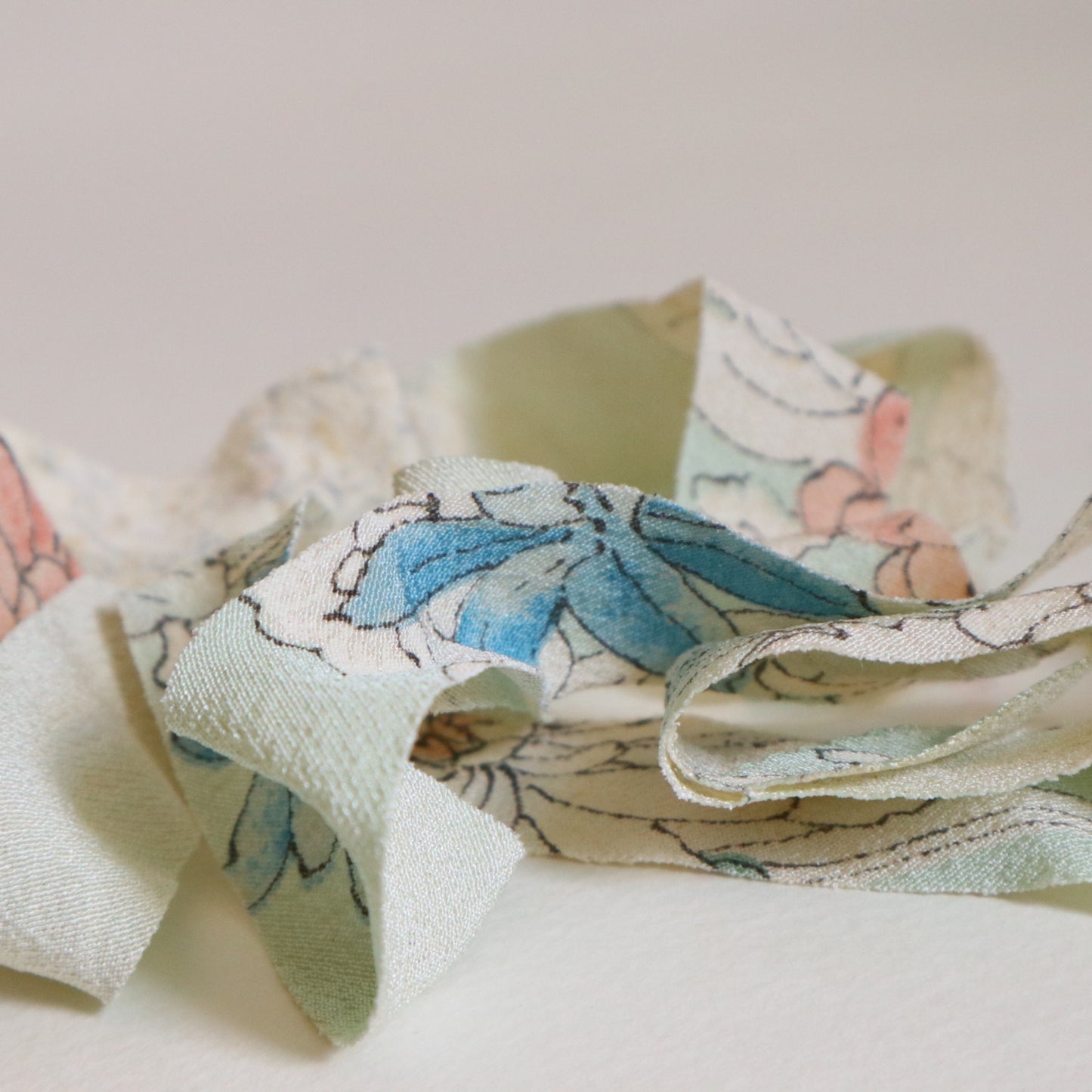 薄い水色にピンク・青・白の花柄・縮緬(Y02509002)