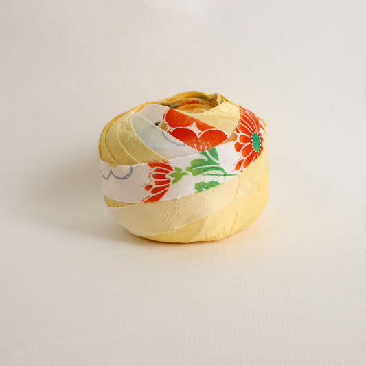 黄色にところどころ鮮やかな吉祥花柄・化繊 (Y02606006)