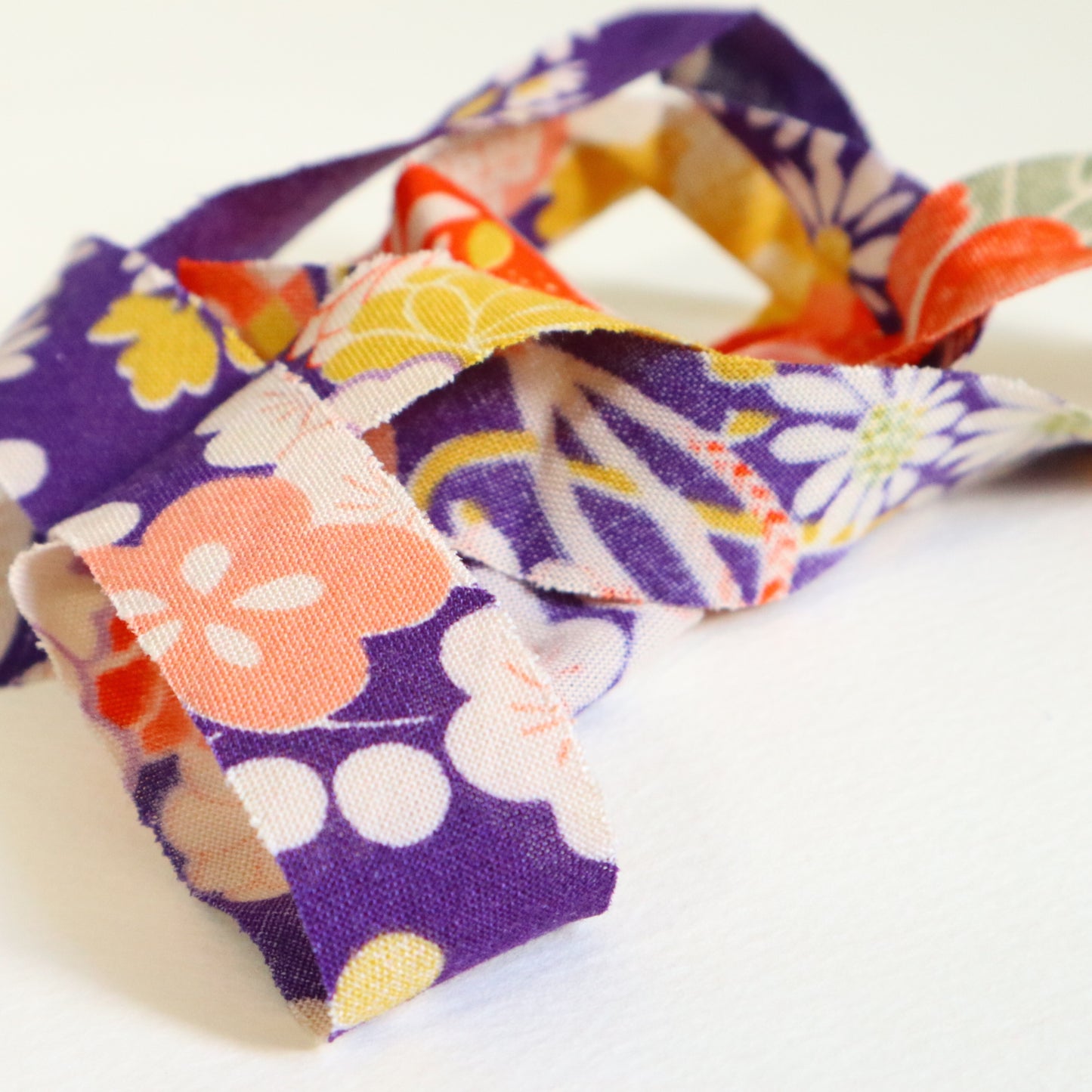 Purple children's kimono with colorful floral pattern (Y02507001①)