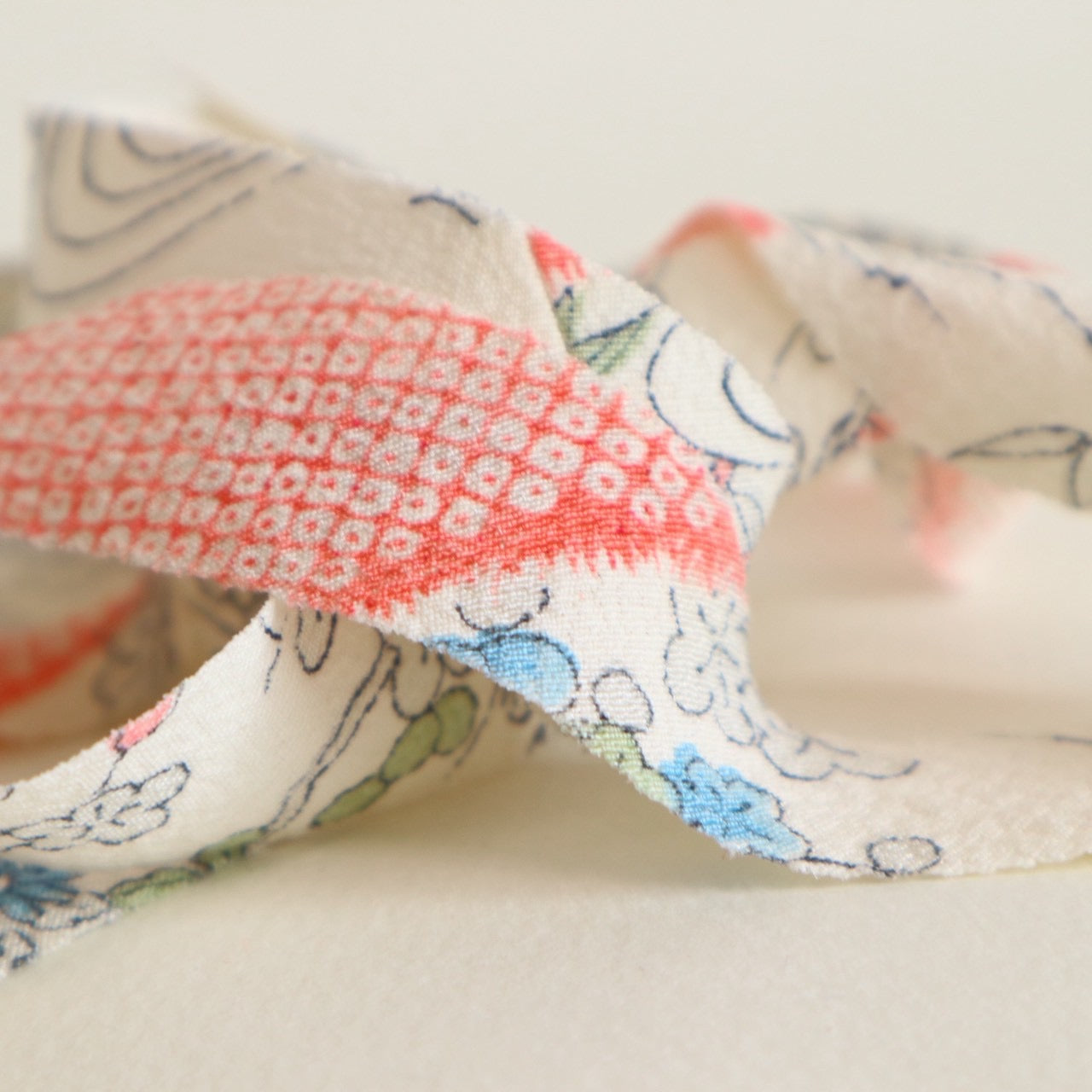 【残りわずか】白地に屋敷に花柄・縮緬(Y02601001)