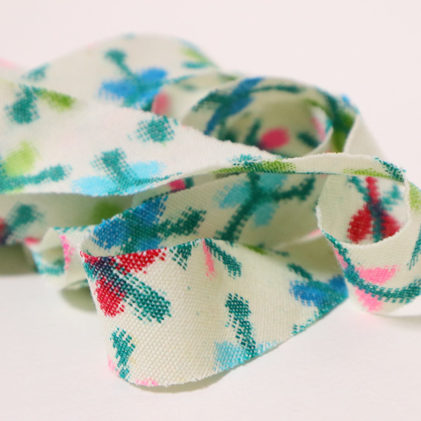 白地にカラフルな抽象柄・ウール(Y02601010)