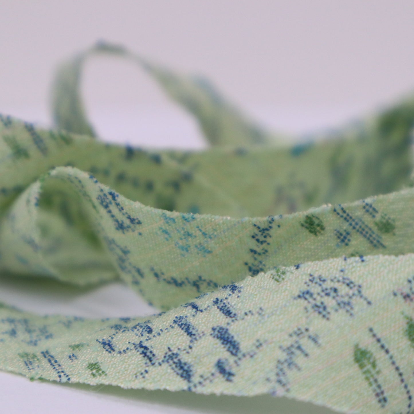 Light yellow-green with blue and green-pink ikat pattern - Tsumugi (Y02312046)