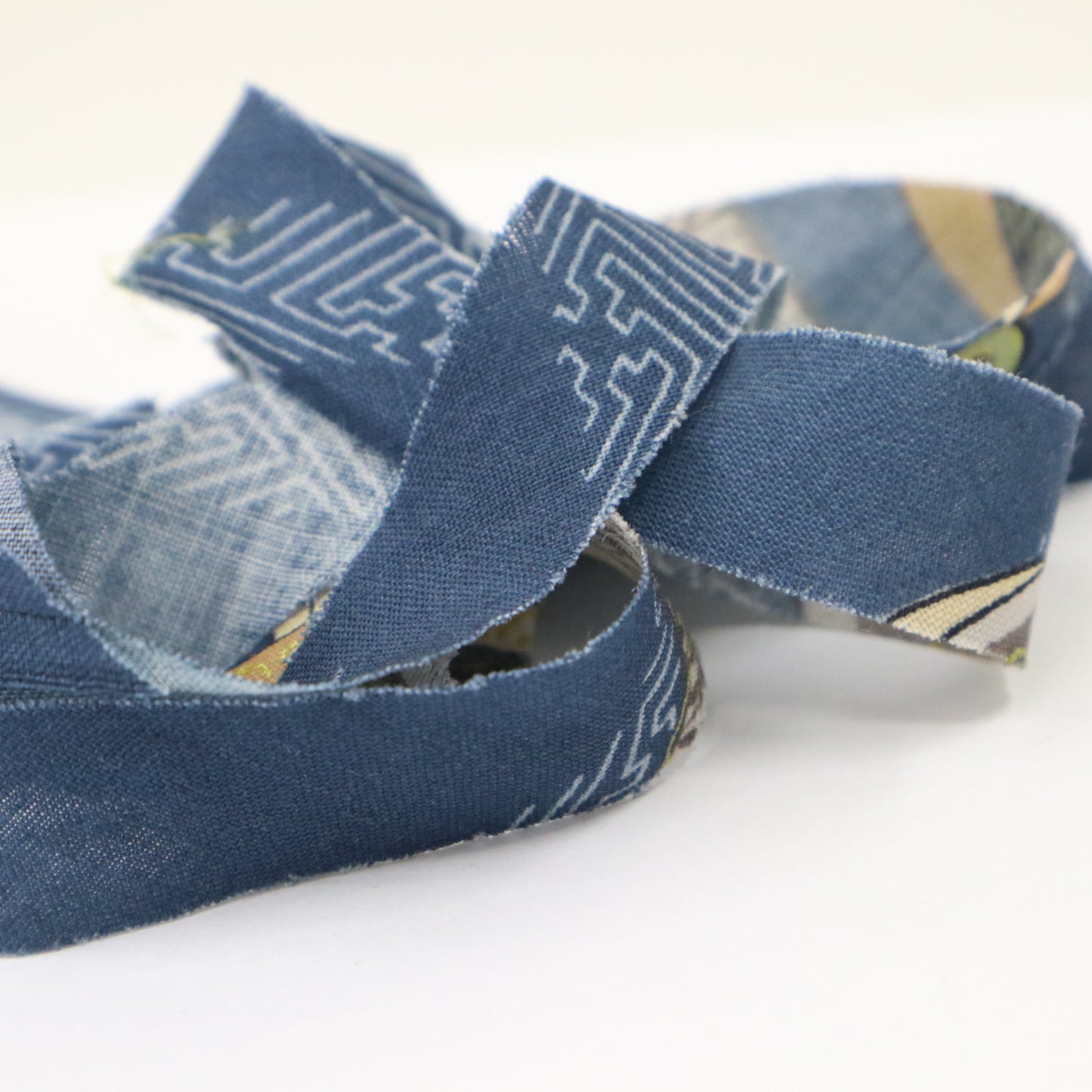 Indigo muslin with auspicious patterns such as Saaya (Y02408006)