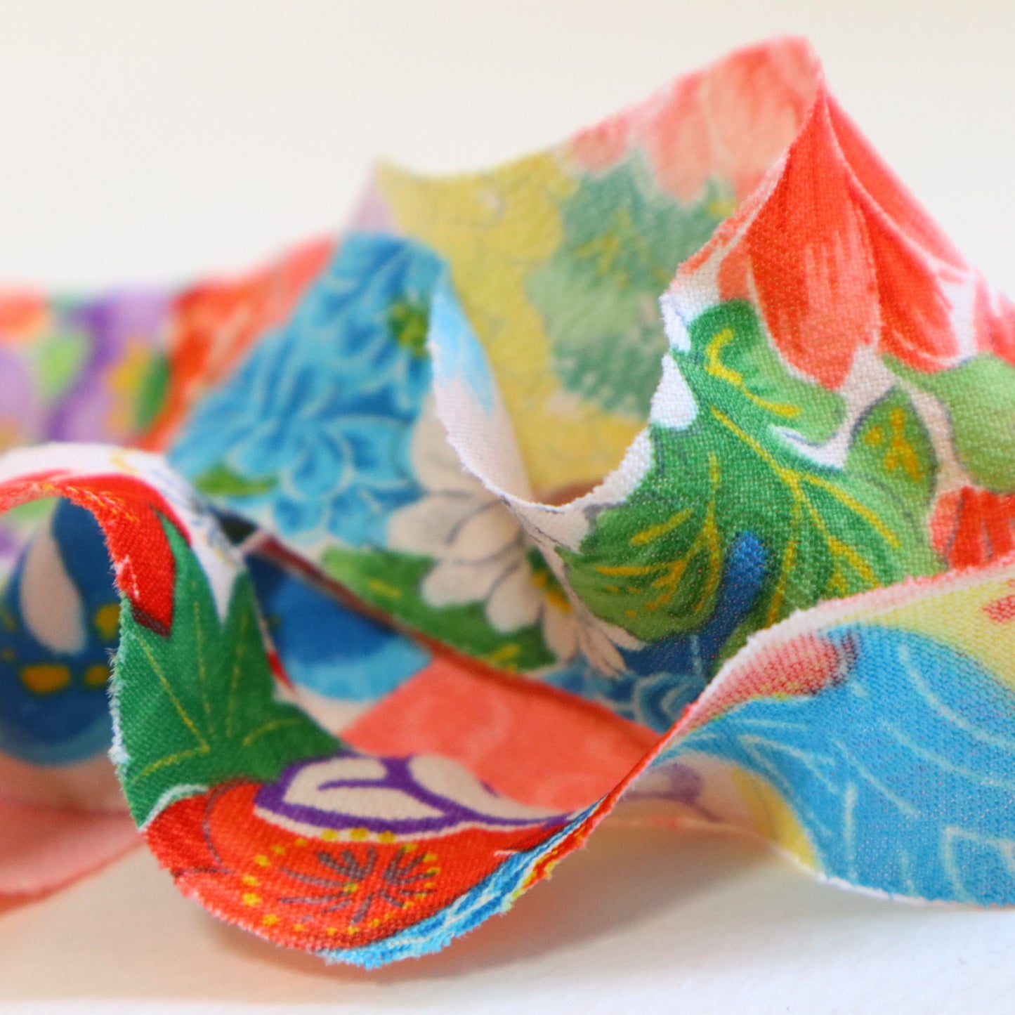 Pink children's kimono with colorful floral pattern (Y02507005)