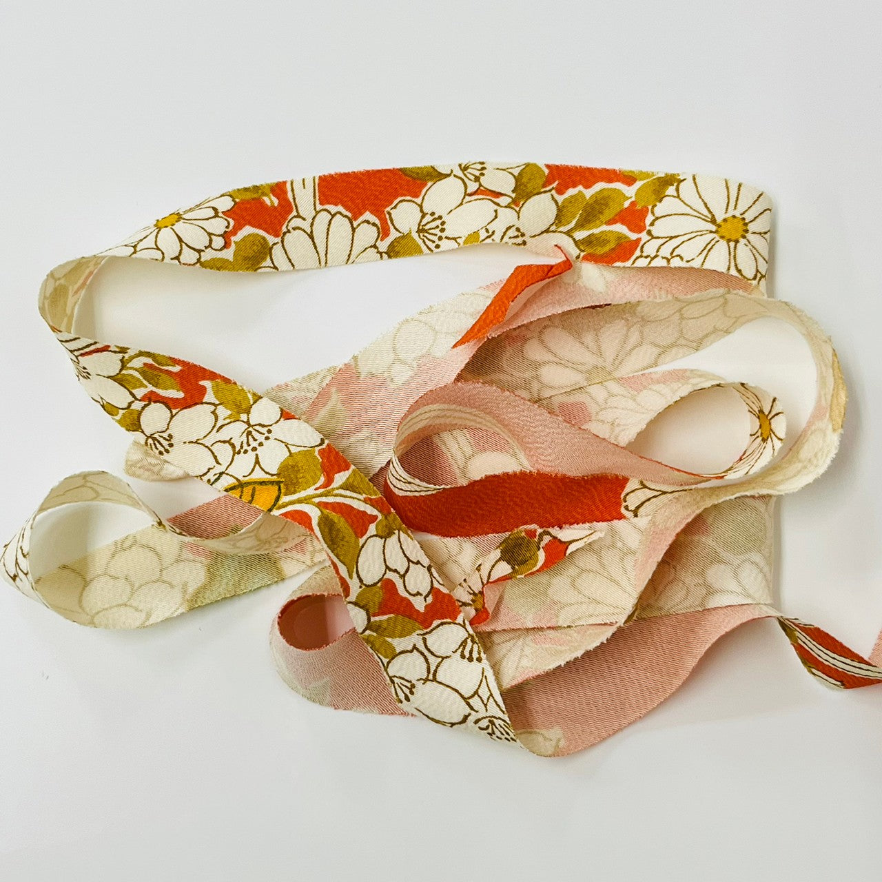 Flower patterns such as chrysanthemums and cherry blossoms and fine patterns in orange (Y02009059)