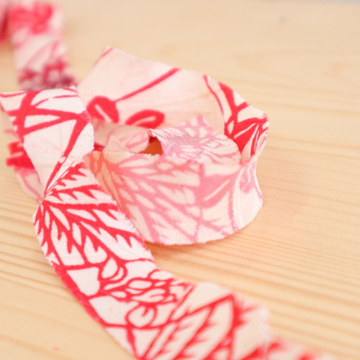 Red butterfly and flower pattern on a white background (Y00005041)