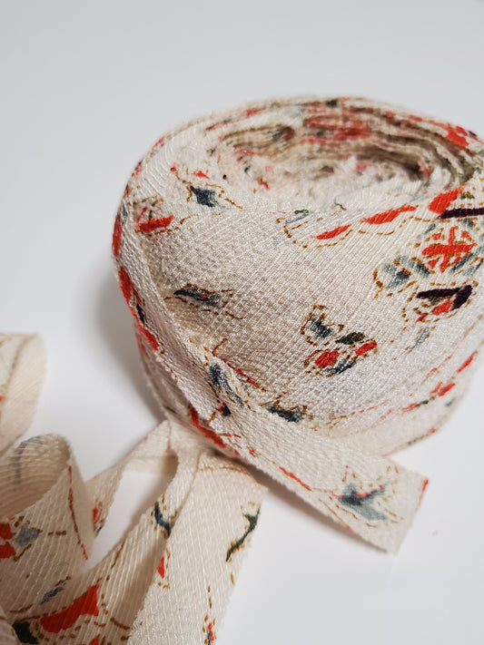 Vermilion flower crest on white background (Y00005087)