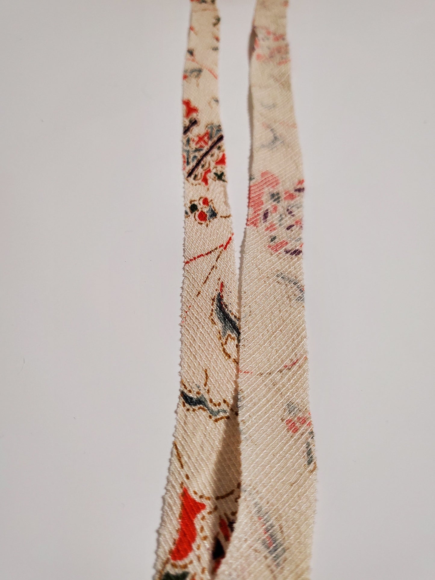 Vermilion flower crest on white background (Y00005087)