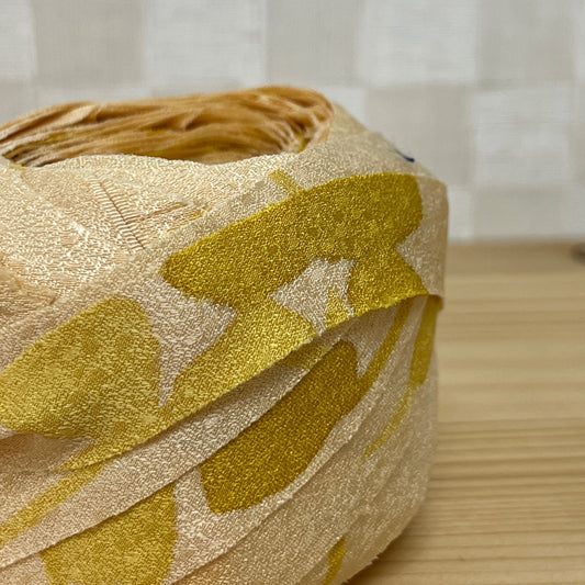 Egg color (pale yellow) with partially yellow floral pattern/crepe (Y02003077)