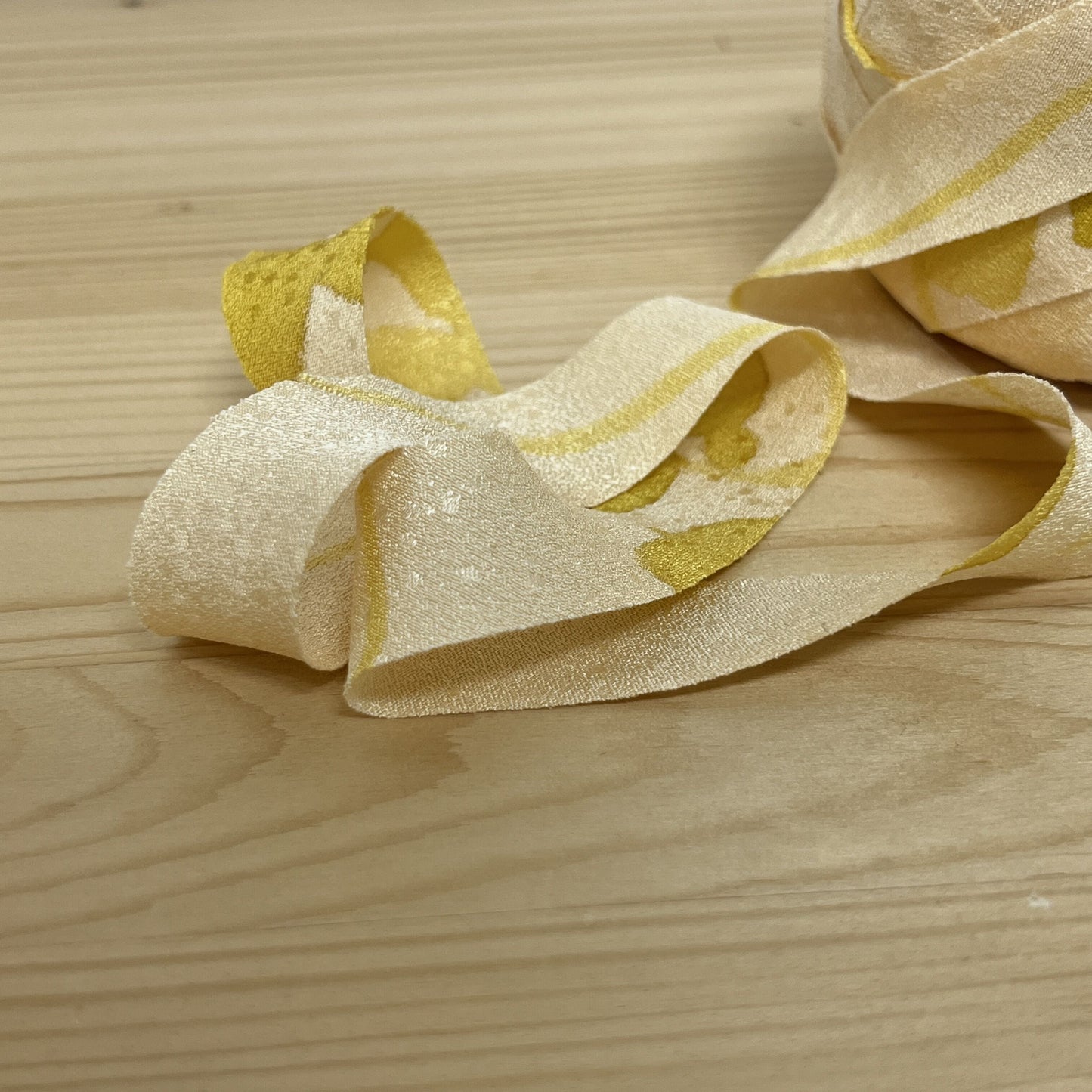 Egg color (pale yellow) with partially yellow floral pattern/crepe (Y02003077)