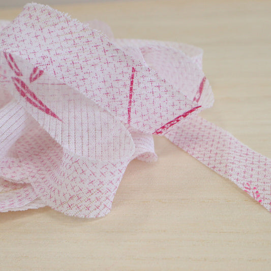 Kasuri pattern on white background (Y02010008)