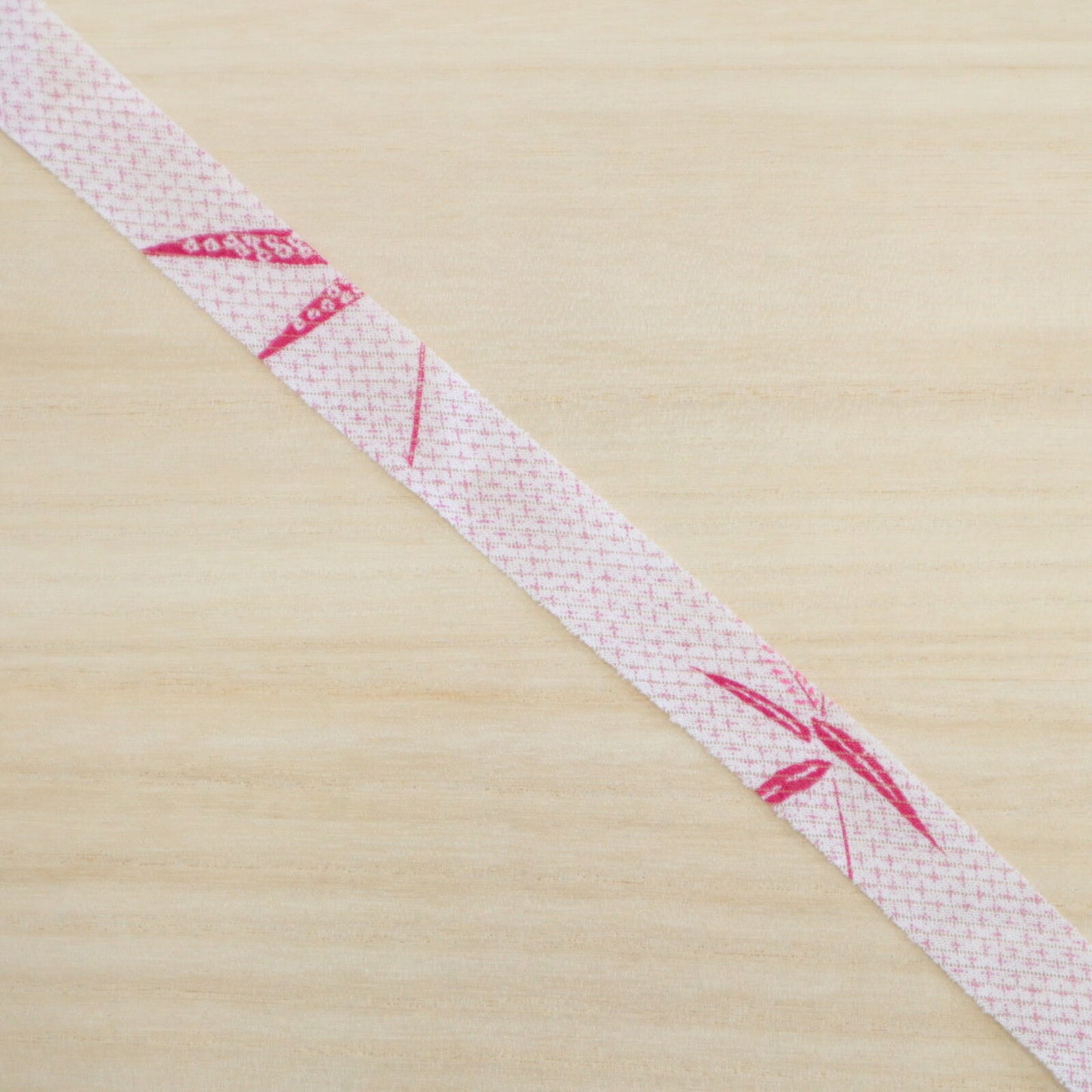 Kasuri pattern on white background (Y02010008)