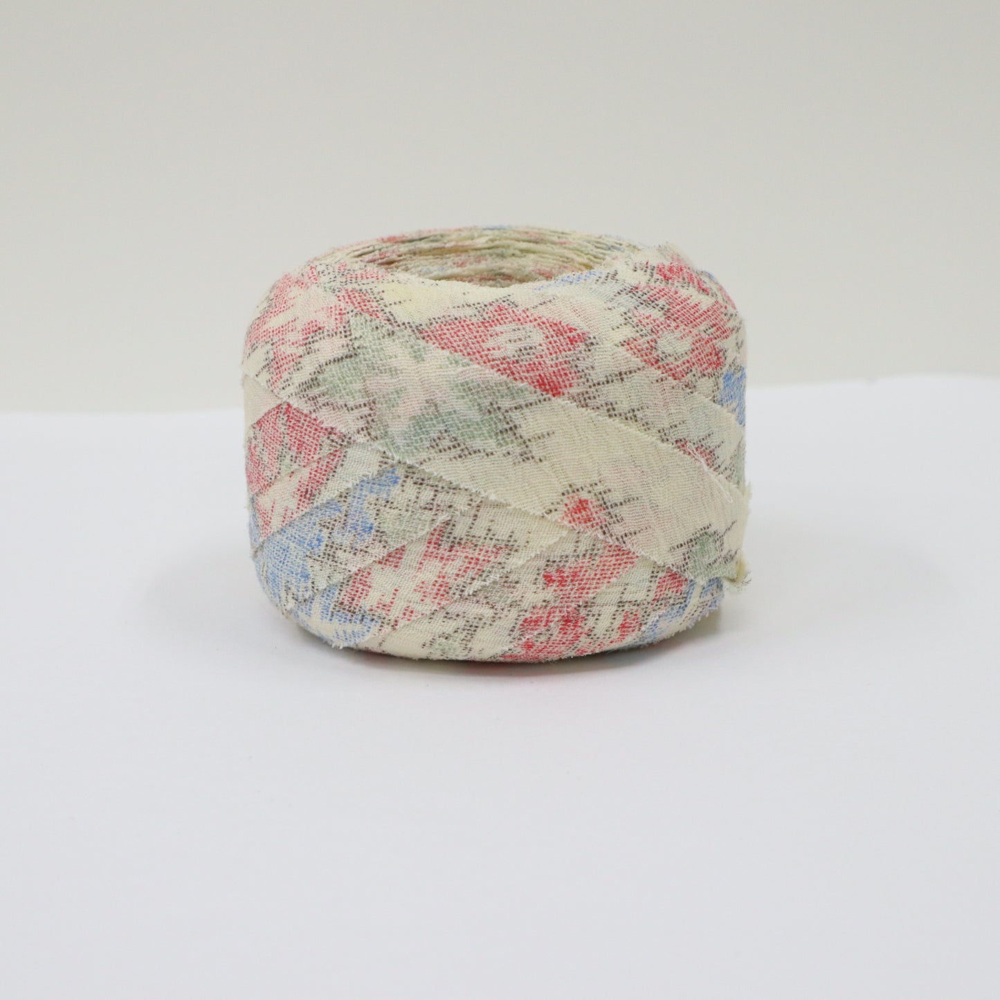 White tsumugi with autumn leaf pattern in pink, light blue, and yellow-green (Y02305009)