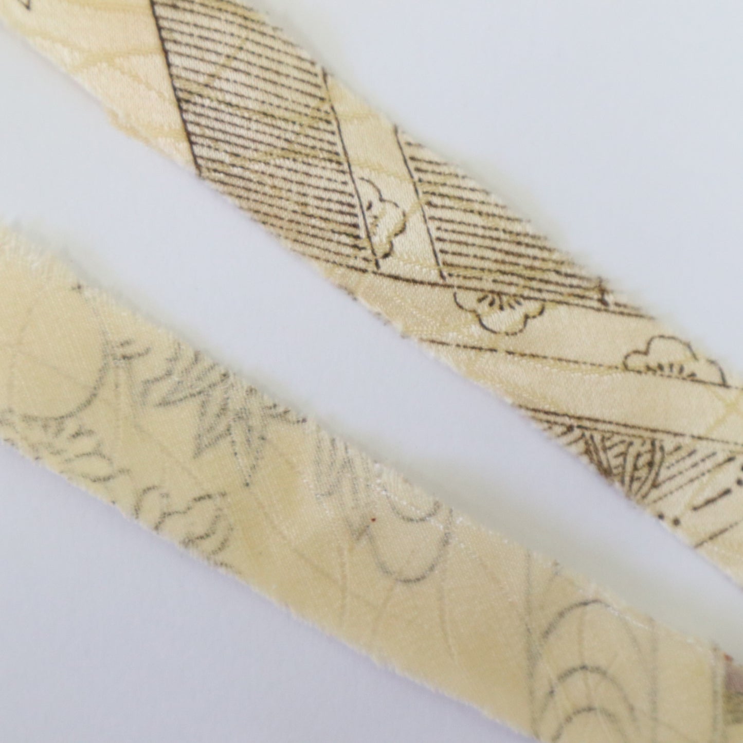 White Mansion with Floral Pattern (Y02206015)