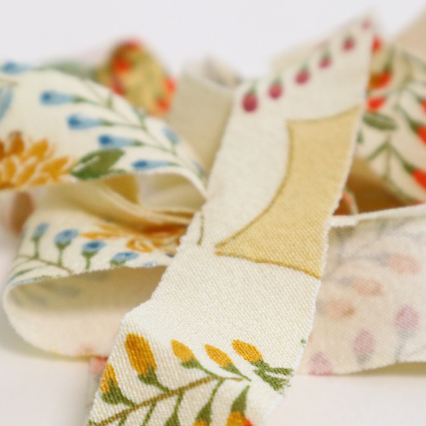 卵色に色とりどりの草花模様・縮緬(Y02605001）