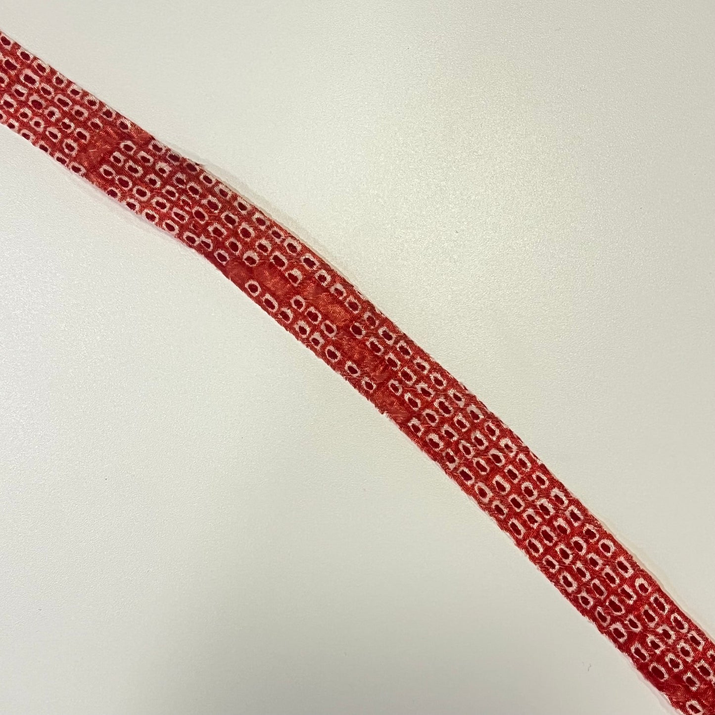 赤の絞り柄・化繊(Y02508005）