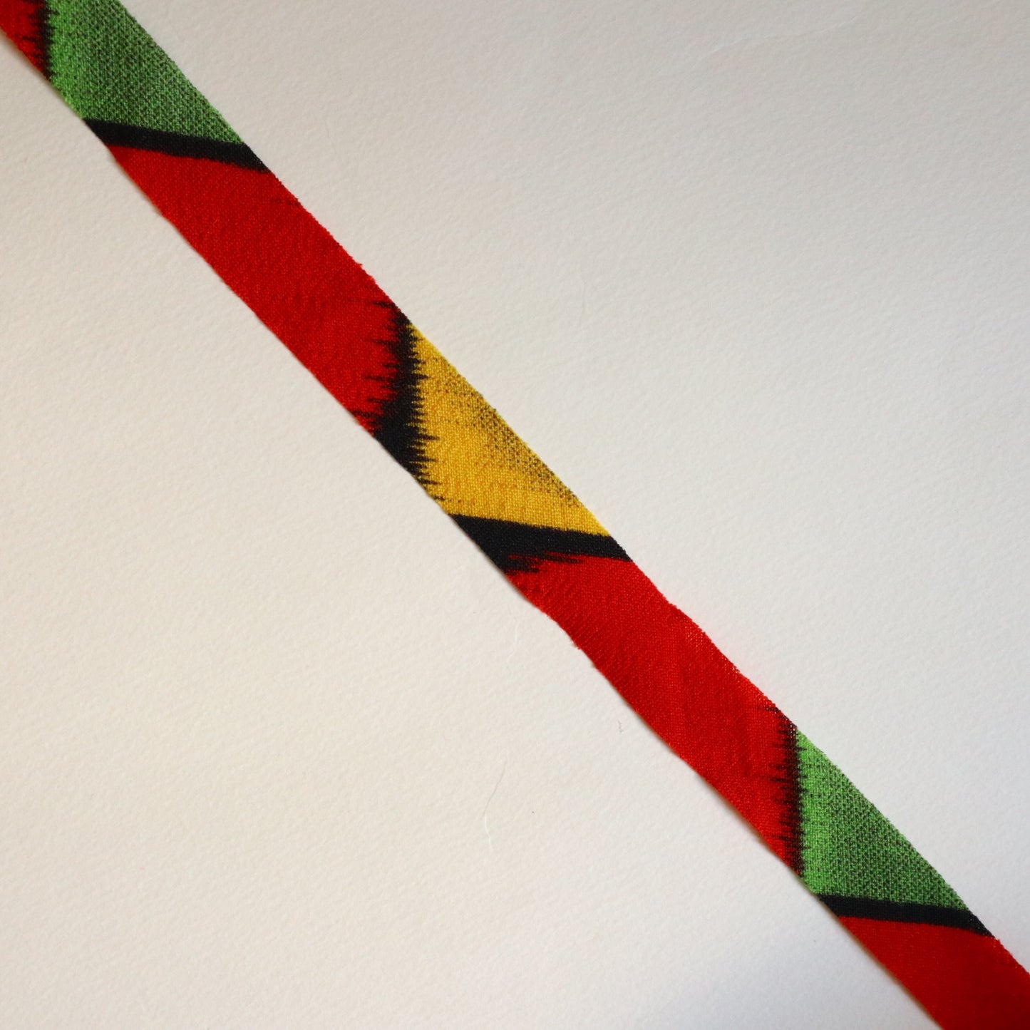 赤に黄色緑の幾何学柄・交織（Y02509005）