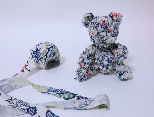 [Recommended yarn for bears] 30m ball / White background with blue, green, and red spring and autumn floral pattern, pure silk