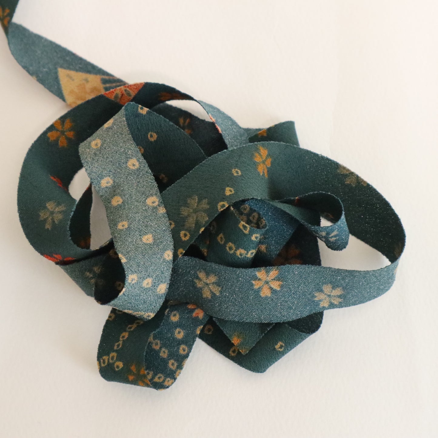 深緑に赤や黄色の小花模様・縮緬　(Y02605008）