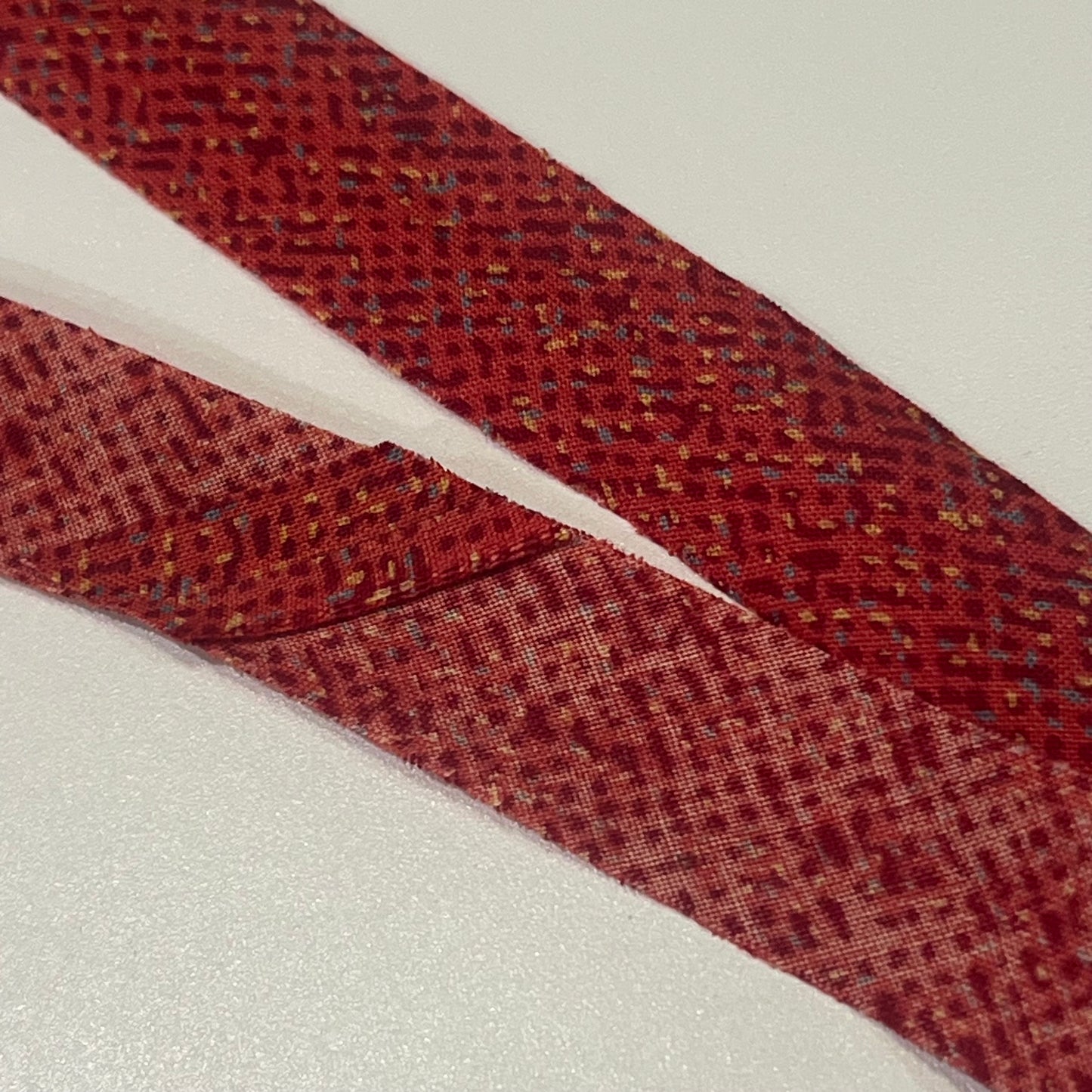 赤に細かい幾何学柄・交織(Y02508004）