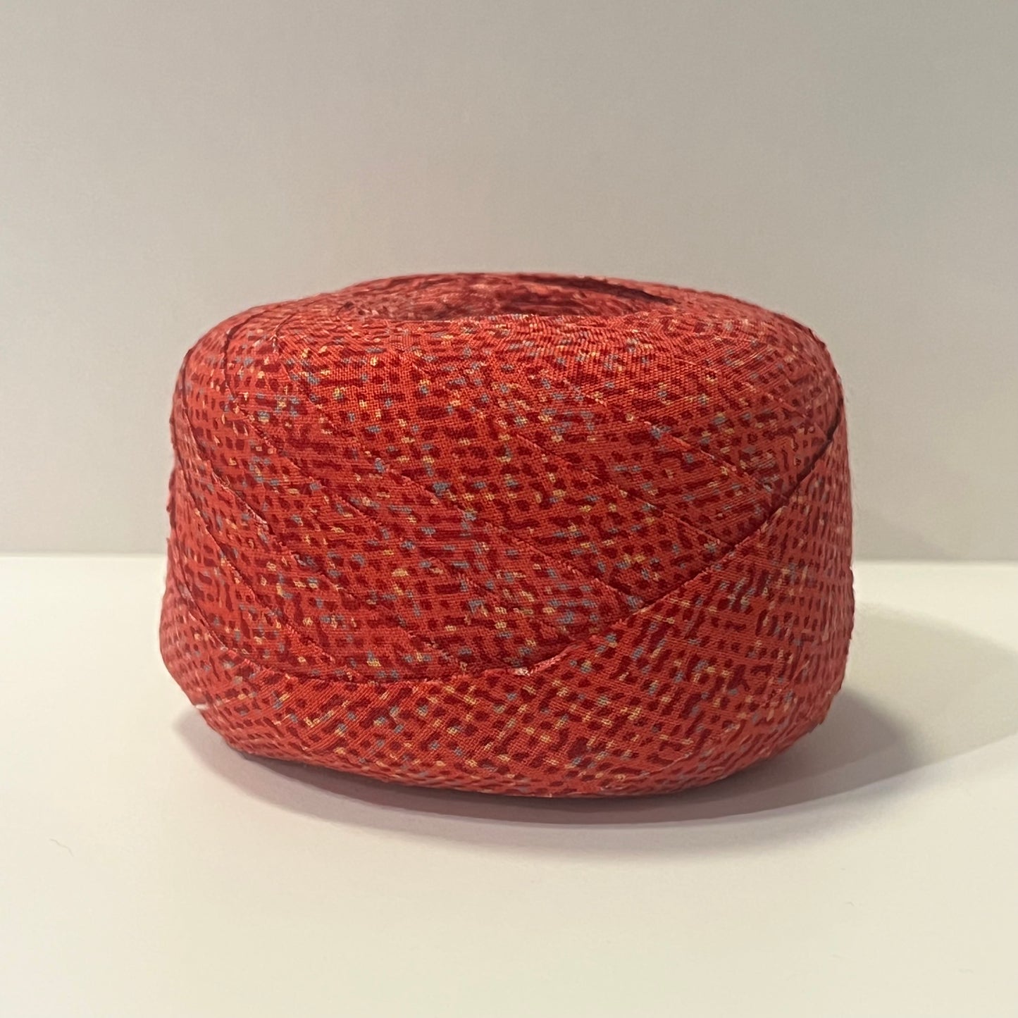 赤に細かい幾何学柄・交織(Y02508004）