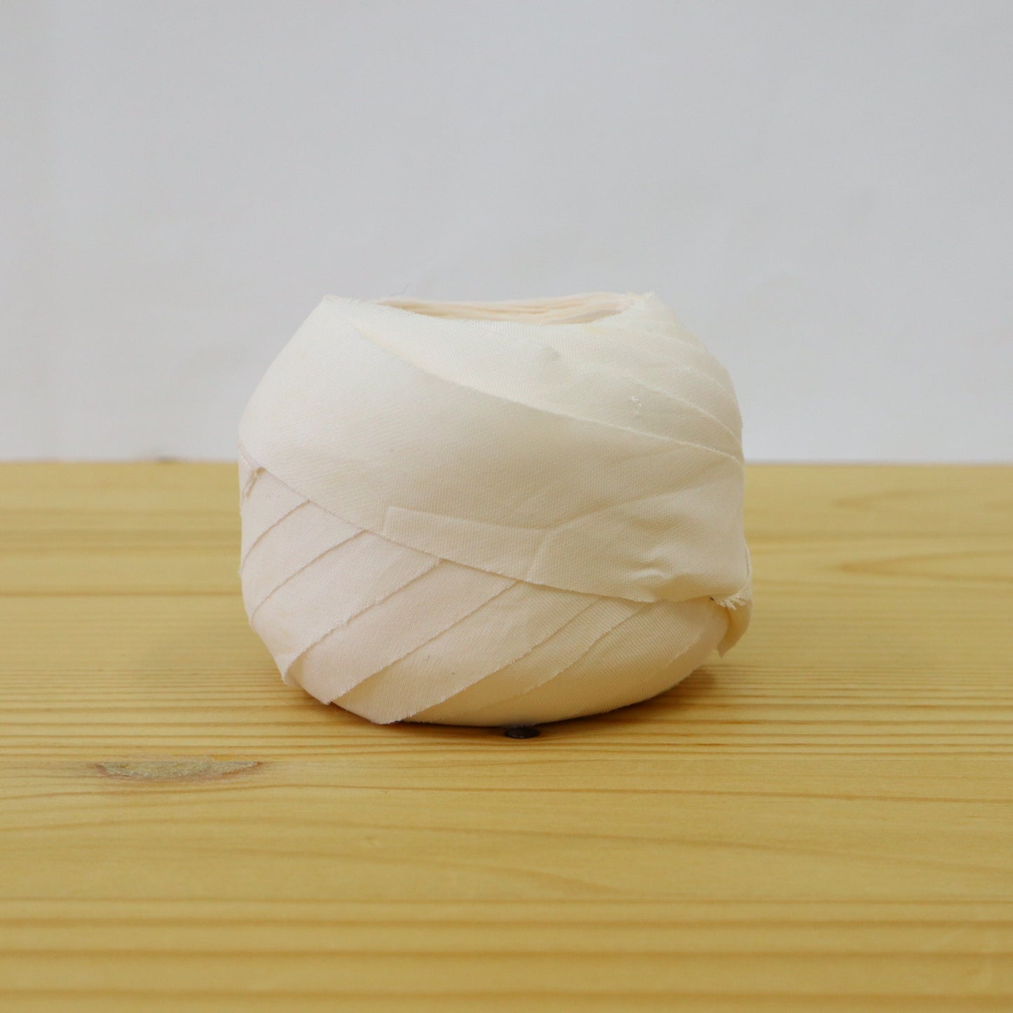 Plain white synthetic fabric (Y03000012)