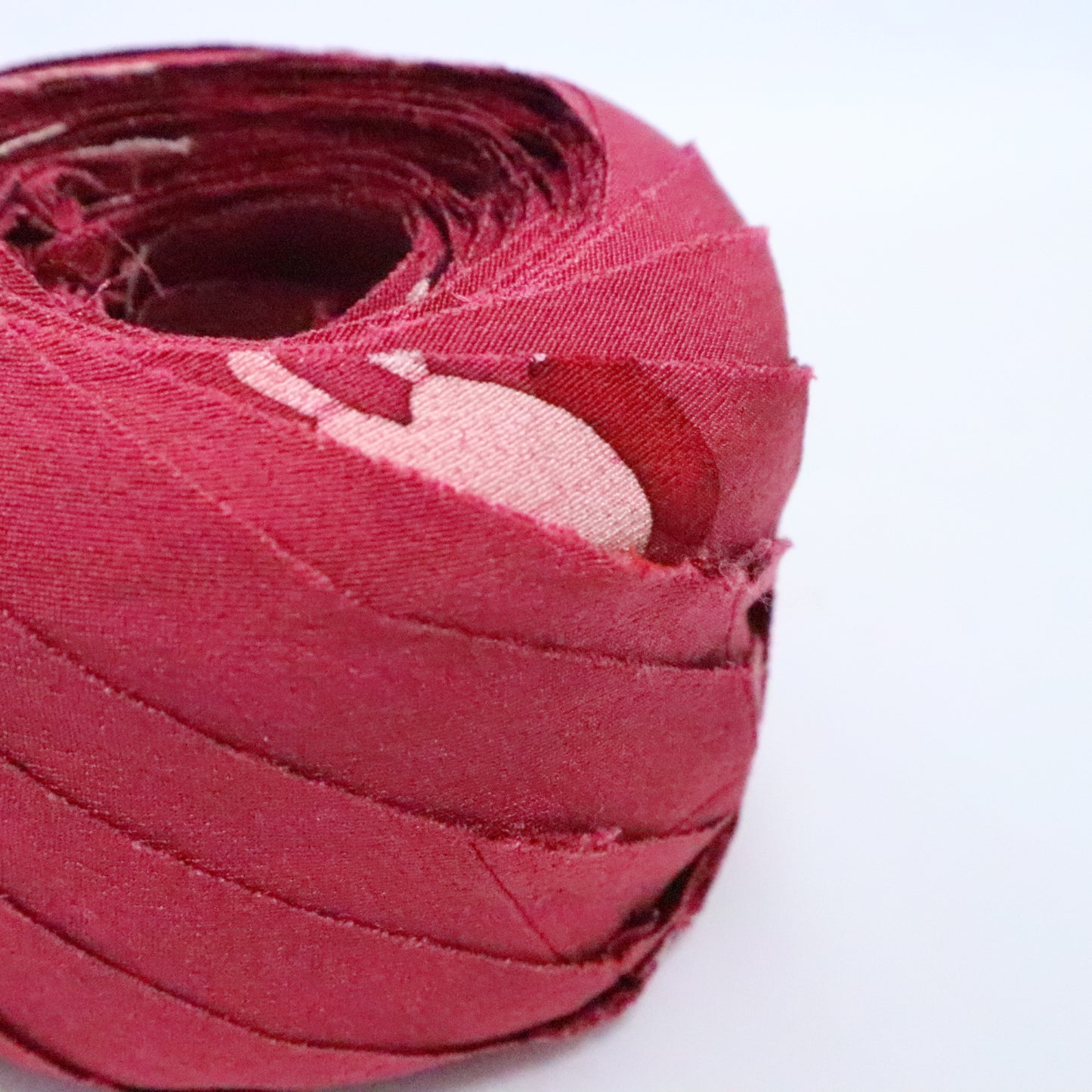 Deep red crepe with house and tree patterns (Y02306016)