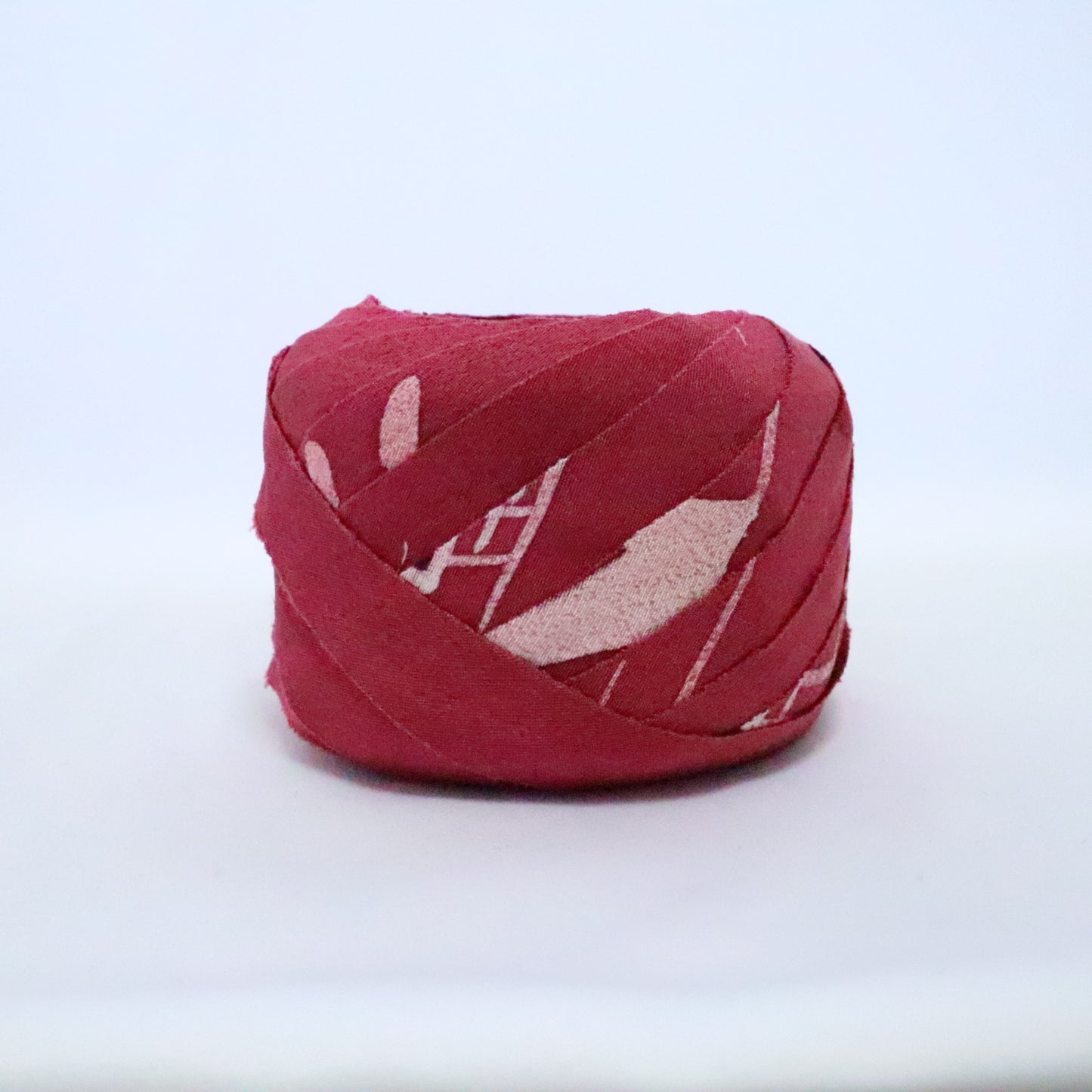 Deep red crepe with house and tree patterns (Y02306016)