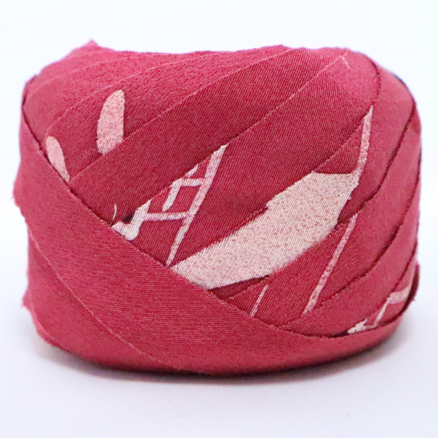 Deep red crepe with house and tree patterns (Y02306016)