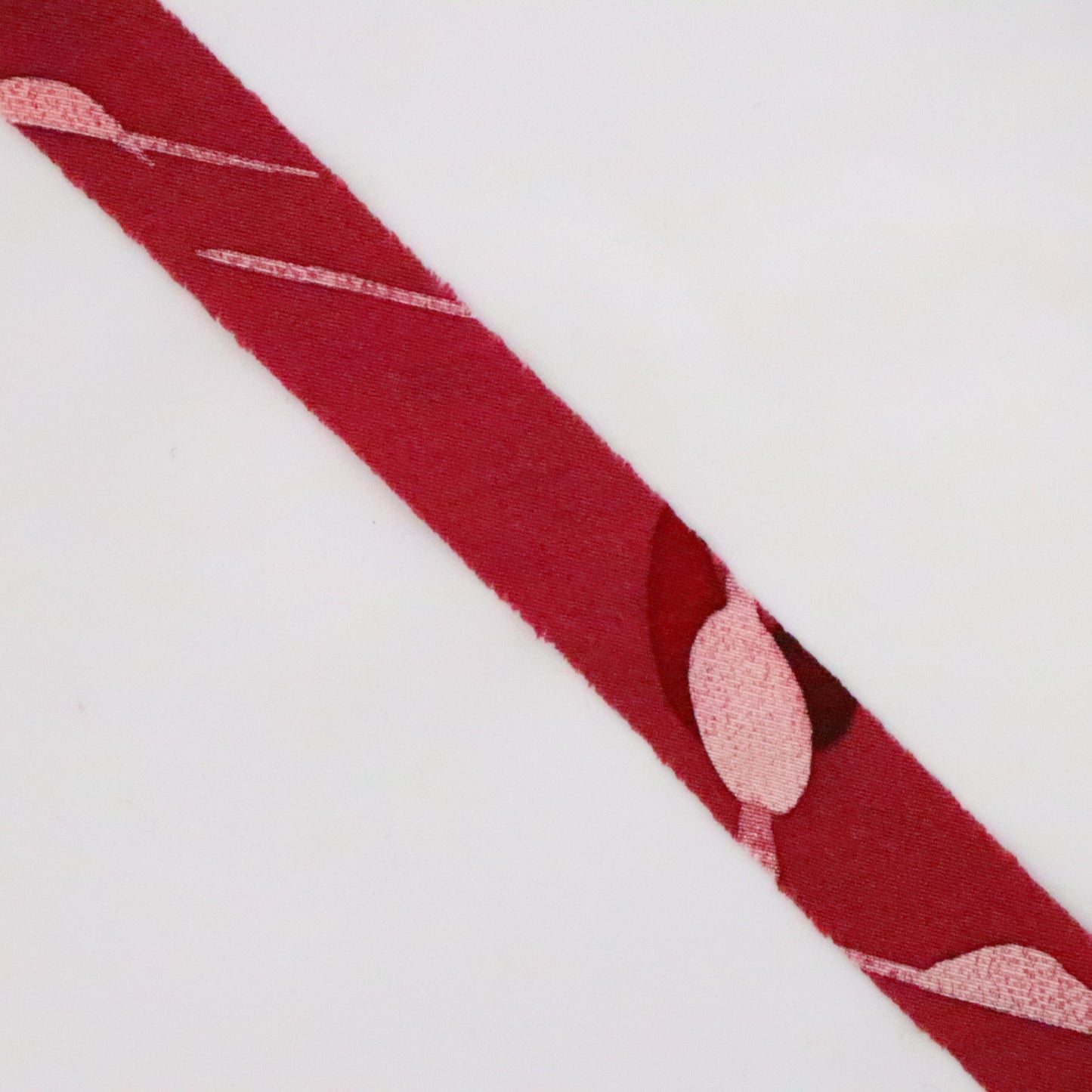 Deep red crepe with house and tree patterns (Y02306016)