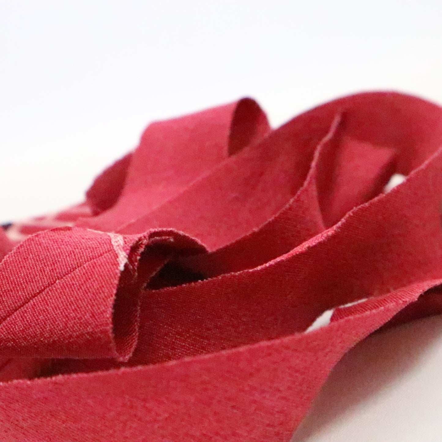 Deep red crepe with house and tree patterns (Y02306016)