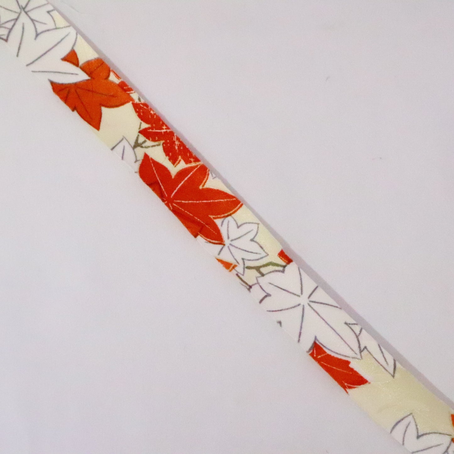 Egg-colored, orange and white autumn leaves pattern/synthetic fiber (Y02309026)