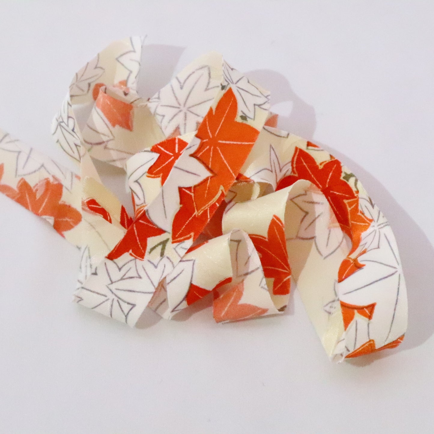 Egg-colored, orange and white autumn leaves pattern/synthetic fiber (Y02309026)