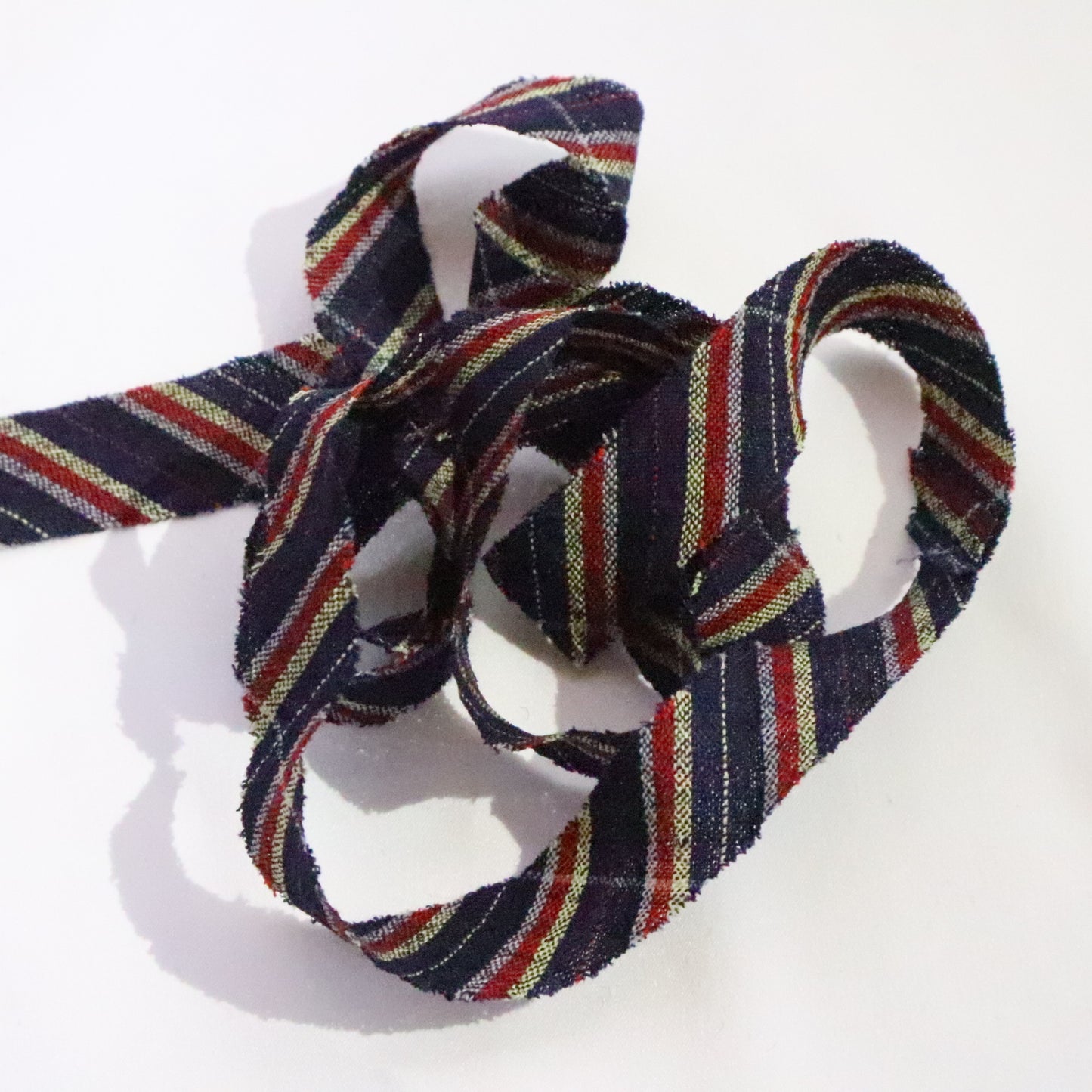 Navy blue with red and yellow striped pattern/mixed weave (Y02311035)