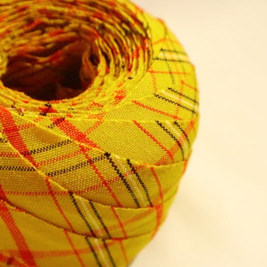 Yellow with red and white lattice/wool (Y02311031)