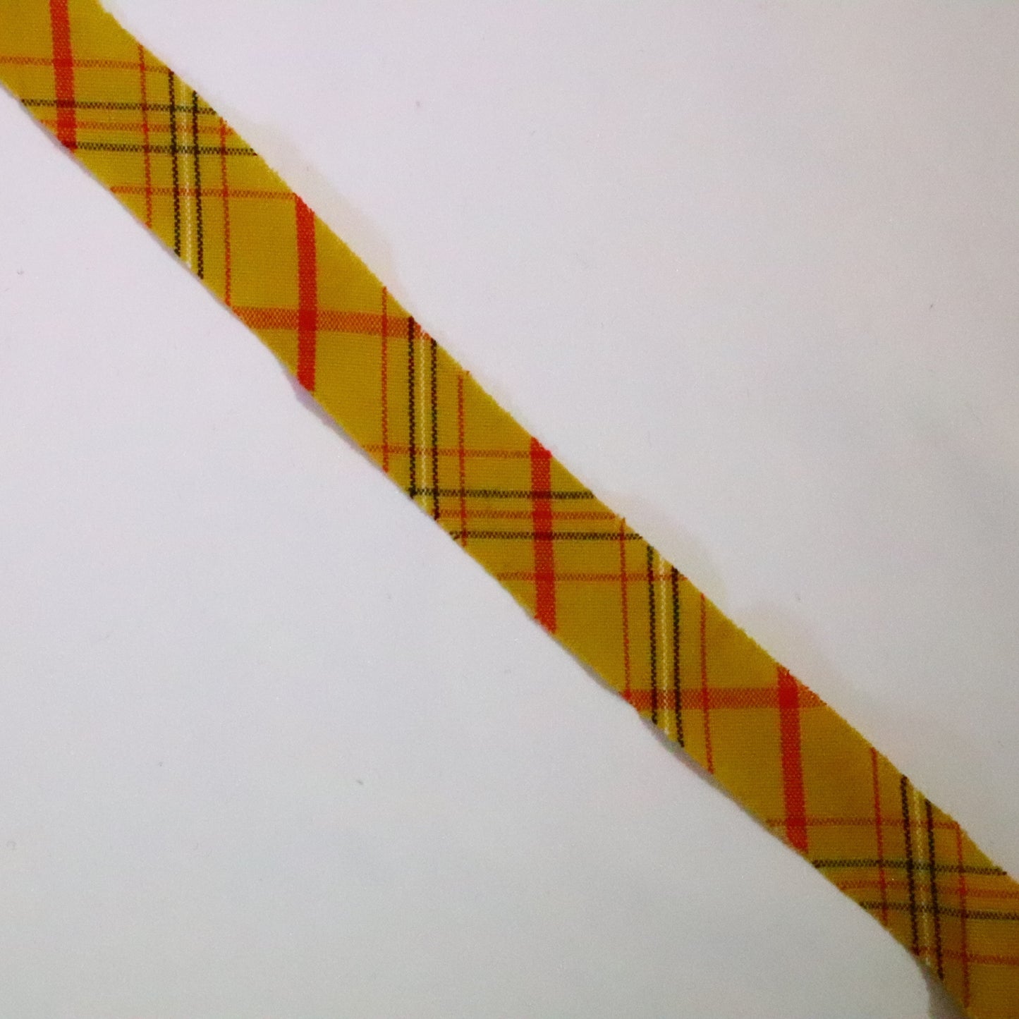 Yellow with red and white lattice/wool (Y02311031)