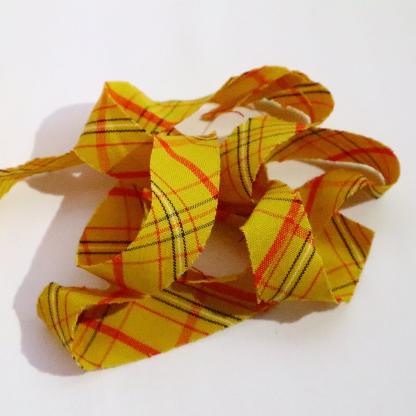 Yellow with red and white lattice/wool (Y02311031)