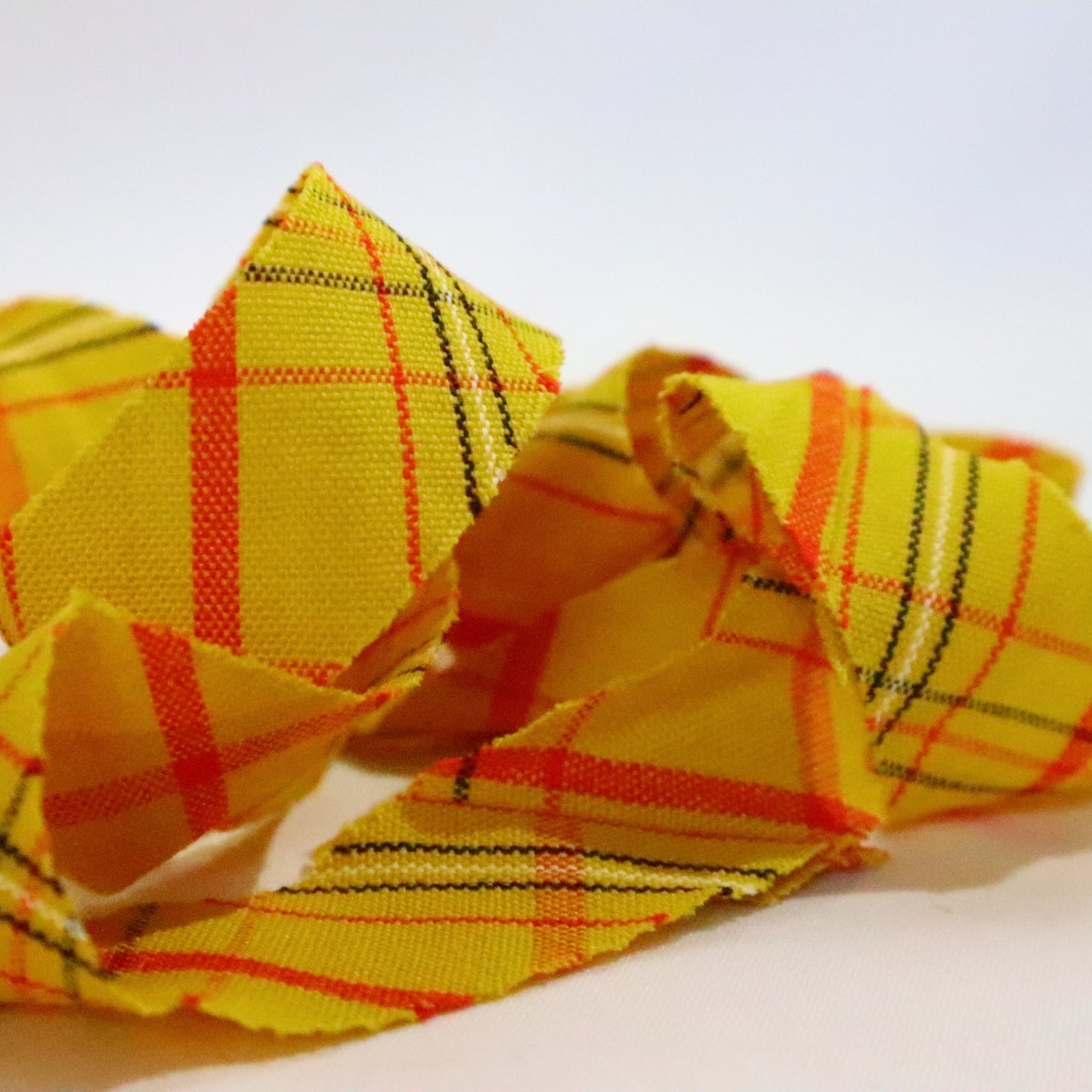 Yellow with red and white lattice/wool (Y02311031)