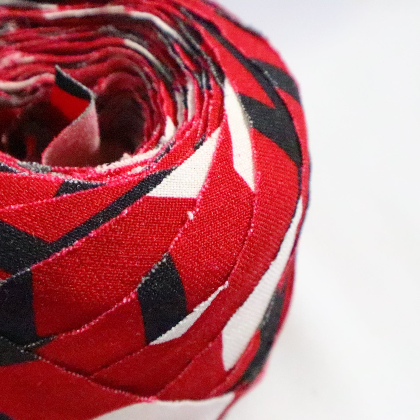 Dark brown with black and white geometric pattern/wool (Y02311029)