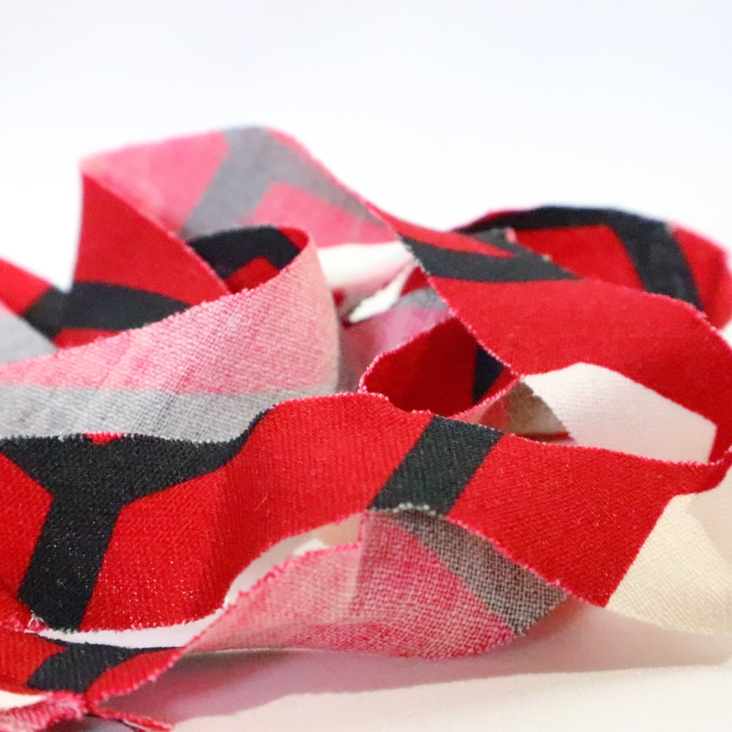 Dark brown with black and white geometric pattern/wool (Y02311029)