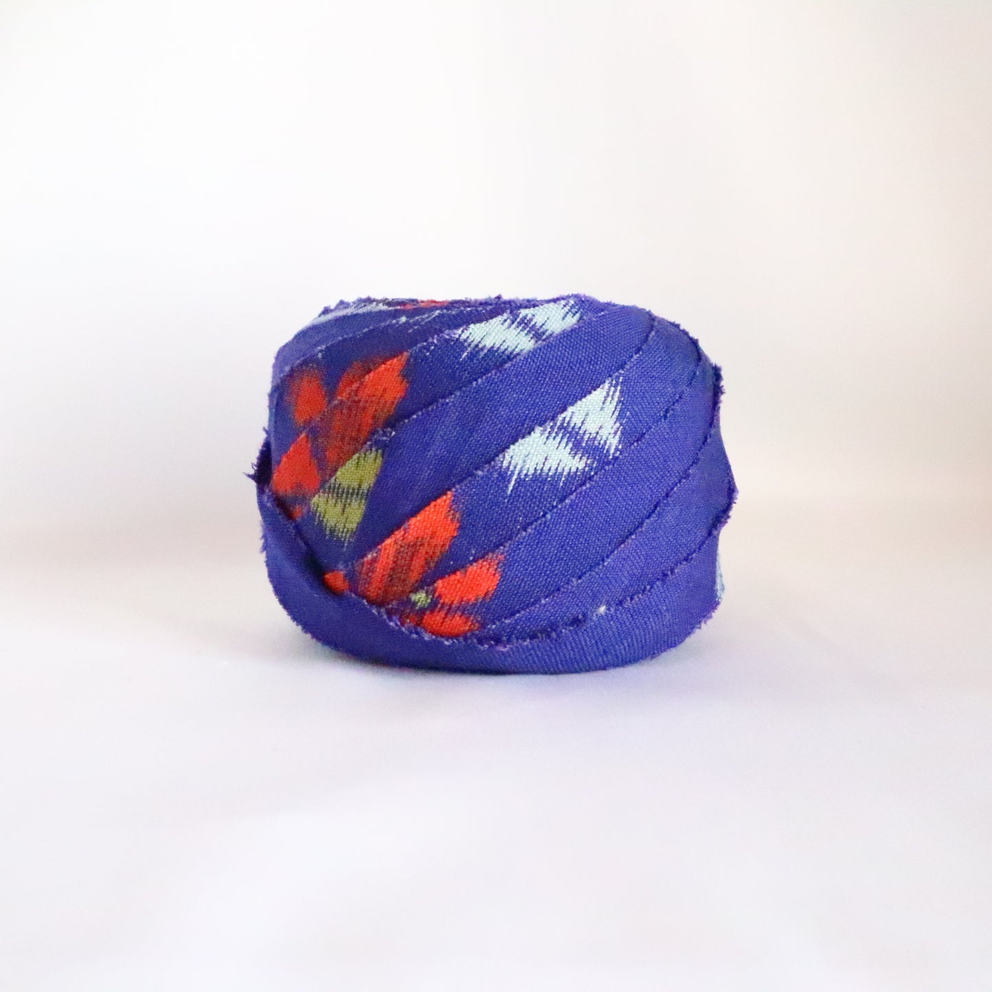 Colorful floral pattern in ultramarine/wool (Y02311024)