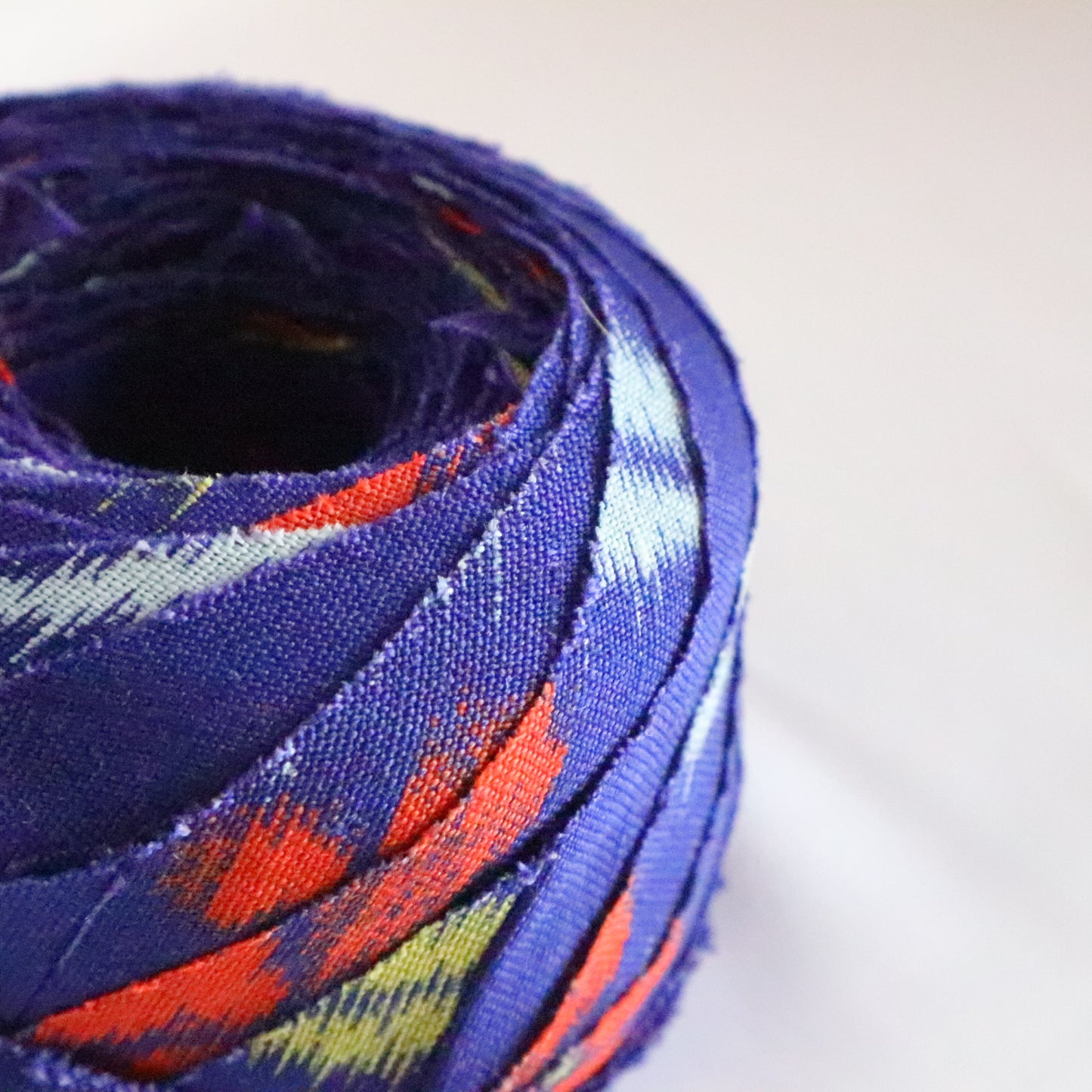 Colorful floral pattern in ultramarine/wool (Y02311024)